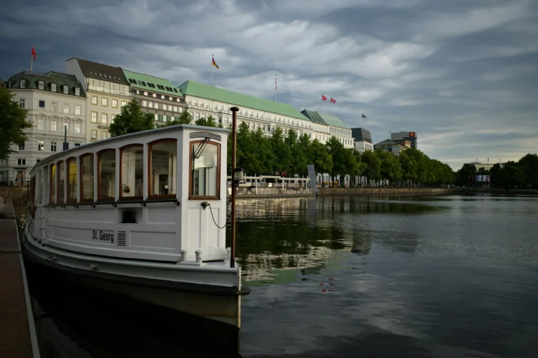 Binnenalster Hamburg mit Schiff