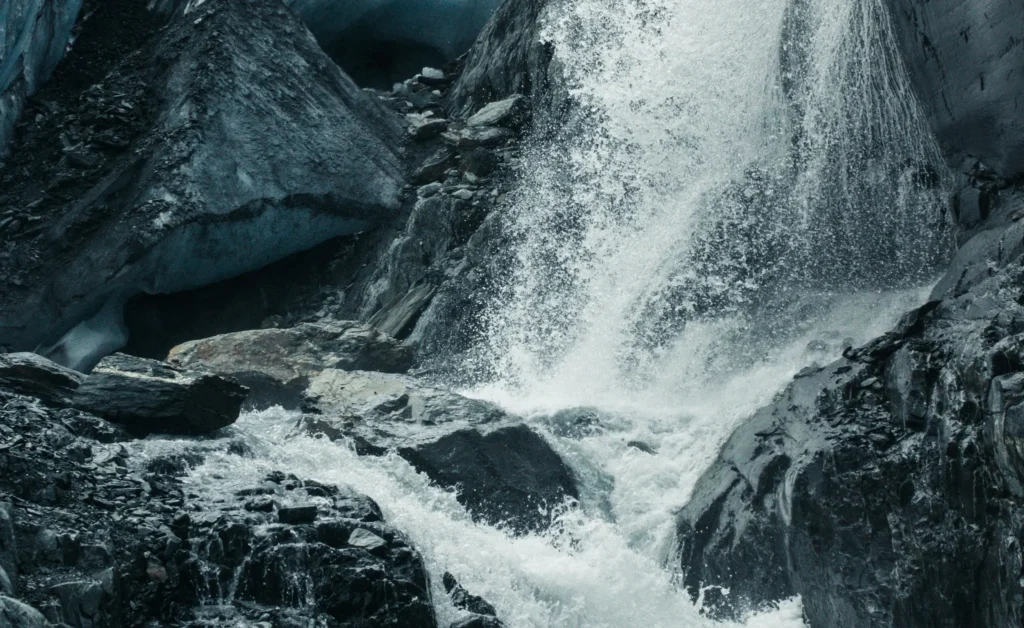 Felsen mit Wasserfall - querformat - Stimmungsbild